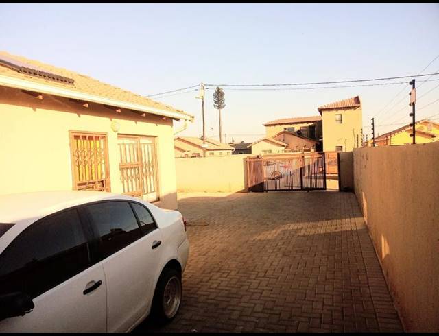 6 BEDROOM HOUSE FOR SALE IN PROTEA GLEN